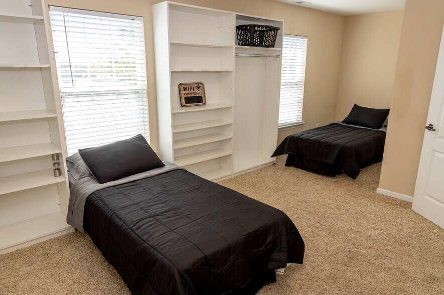 Building Photo - 505 Waterside Dr