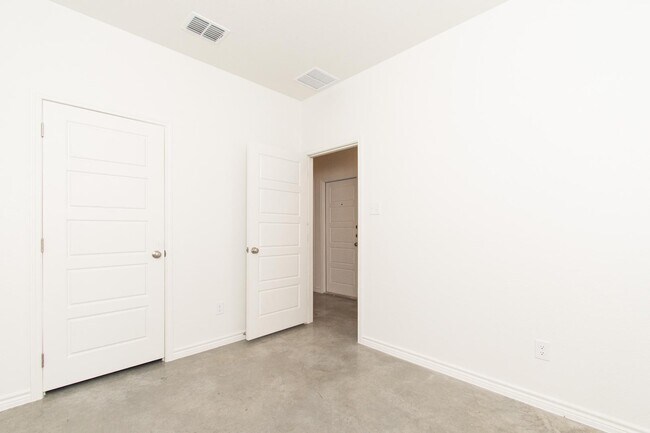 Building Photo - 624 Pacific Crest Trl