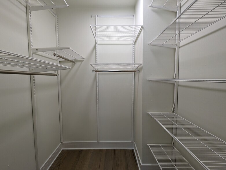 Building Photo - 932 W Grace St