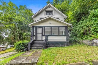 Building Photo - 712 Roselle Ave