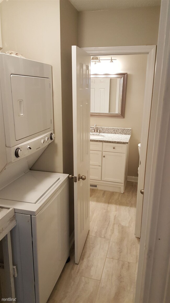 Building Photo - 2 br, 1.5 bath Condo - 6301 New Market