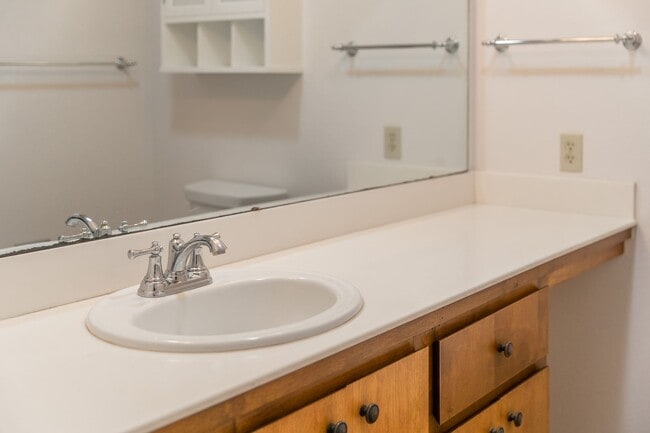 Building Photo - 2 Bedroom 2 Bath Condo in Pacific Grove