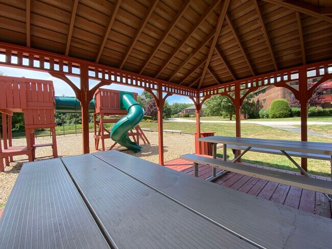 Building Photo - 99 Powers St