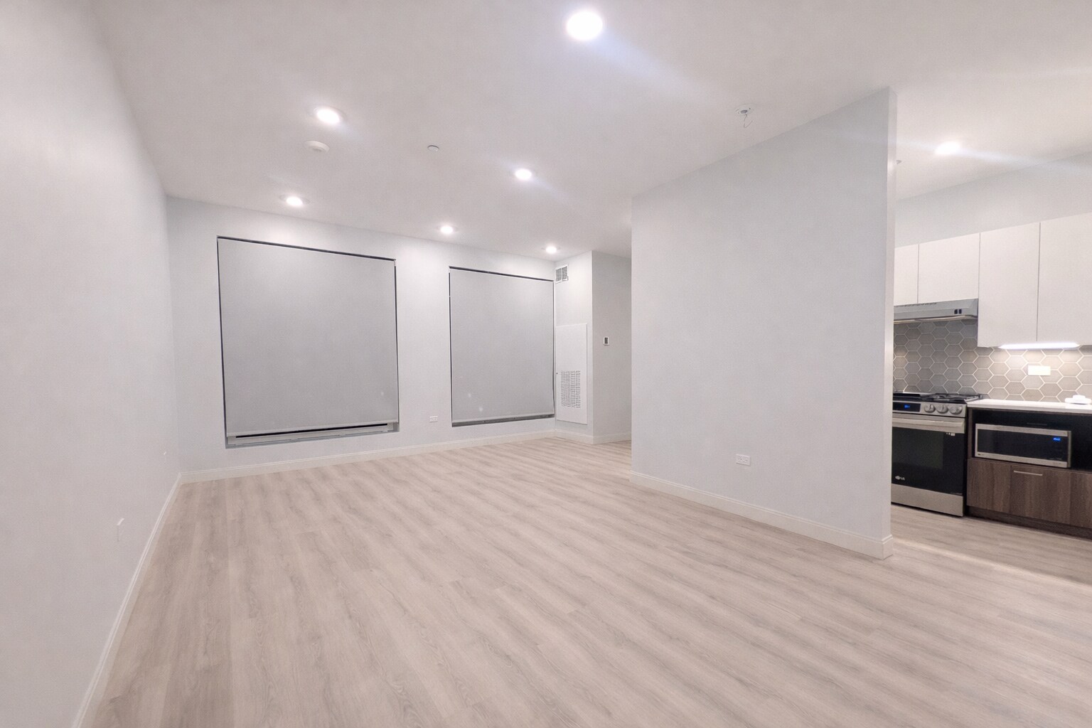 Building Photo - 948 W Sunnyside Ave