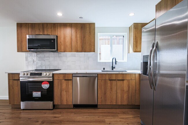 Building Photo - Ultra-Luxury Brand New 2 bed/2.5 bath and ...
