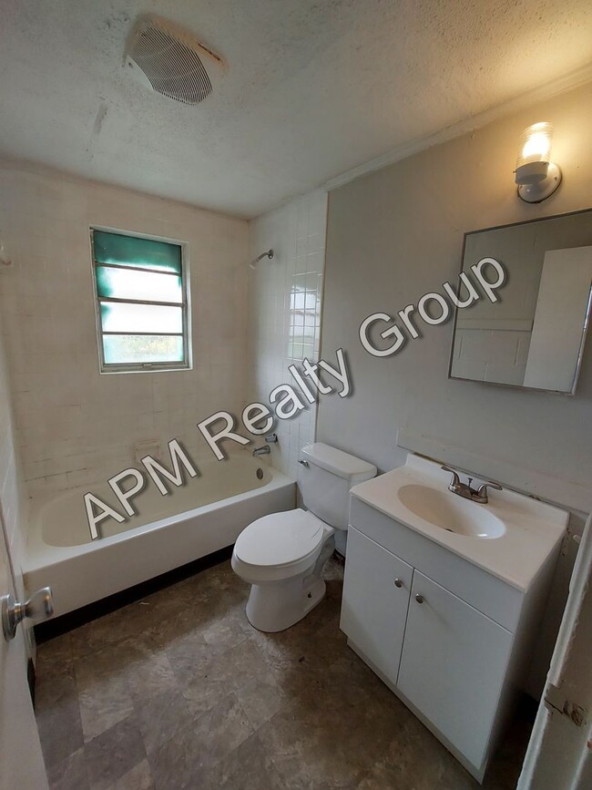Building Photo - Renovated two bedroom near Harden Street - 50% off!