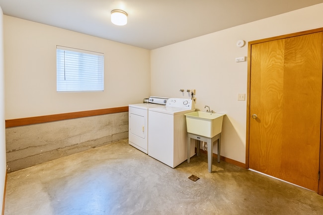 Building Photo - 2Bd/1Ba Seattle Triplex