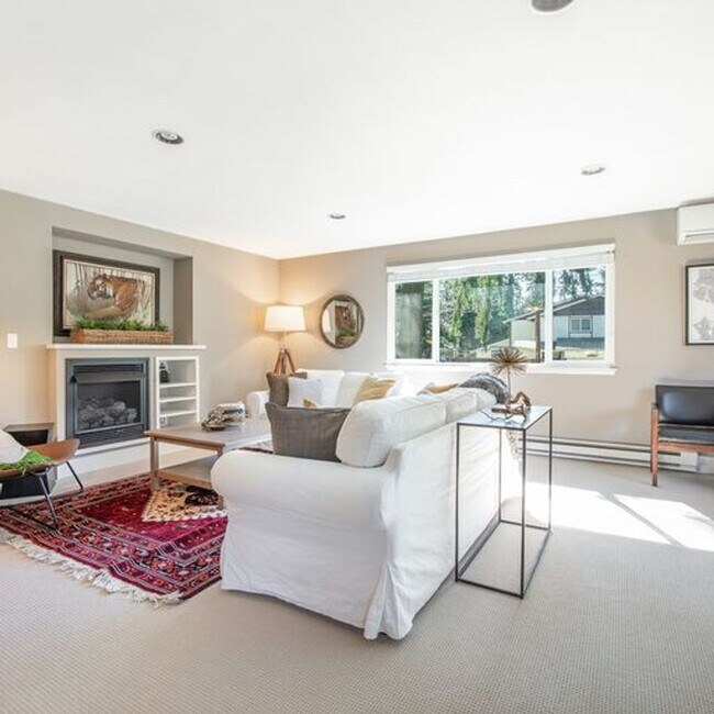 Building Photo - Charming Rambler in North Seattle!