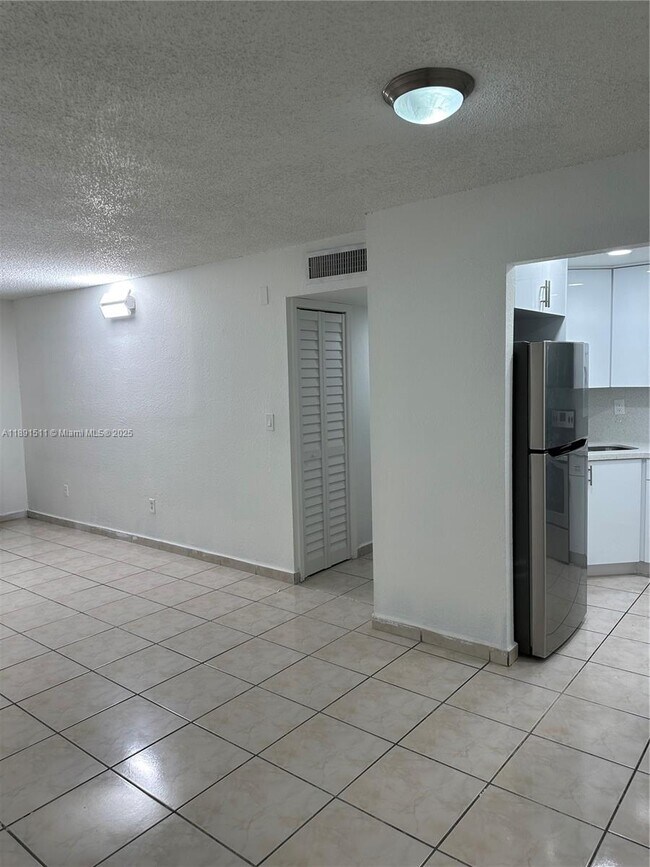 Building Photo - 606 W 81st St