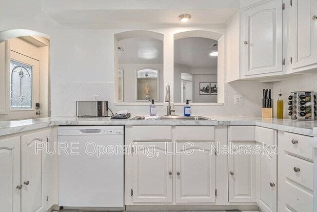 Building Photo - 2518 Woolworth Ave