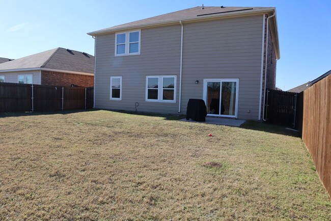 Building Photo - Two-story, 5 bed room, 3 bathroom, 3 livin...