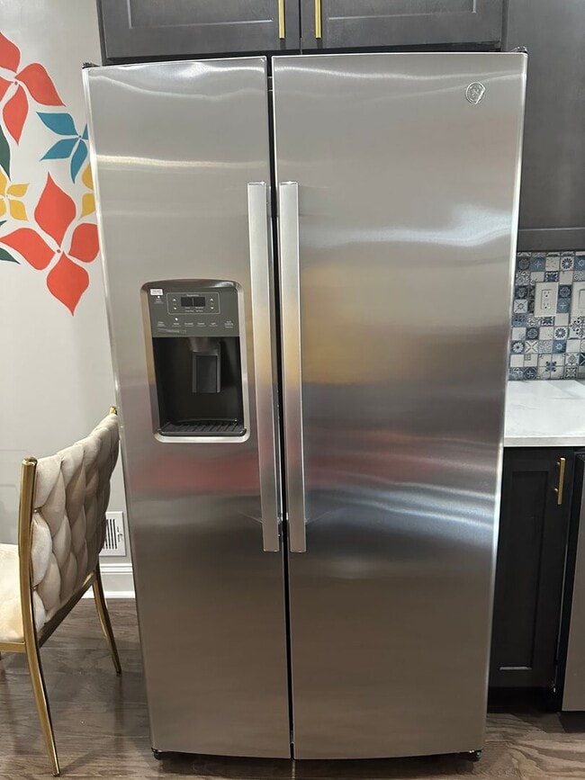 Building Photo - Fully Furnished! Spacious Rooms! Modern De...