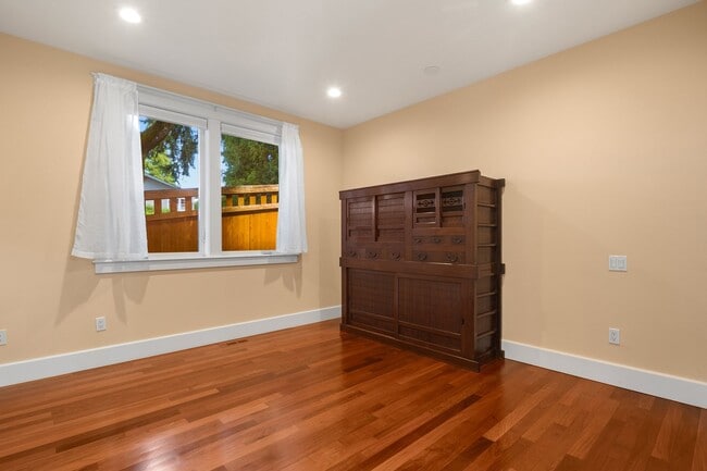 Building Photo - Exquisite Kirkland Estate - Lake Front Views