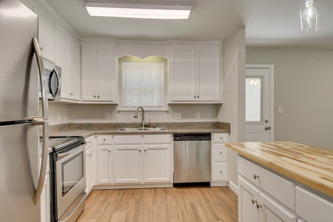 Building Photo - 247 Merion Ct