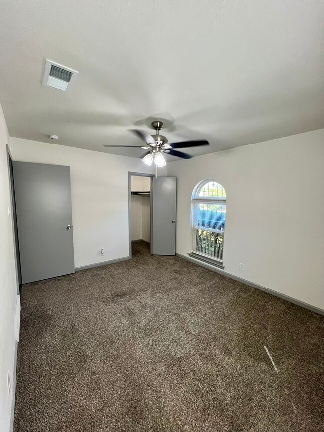 Building Photo - 6012 Highcrest Dr