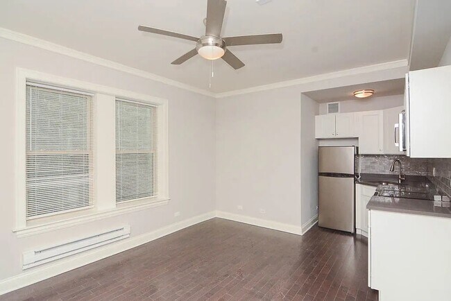 Building Photo - 640 W Wrightwood Ave