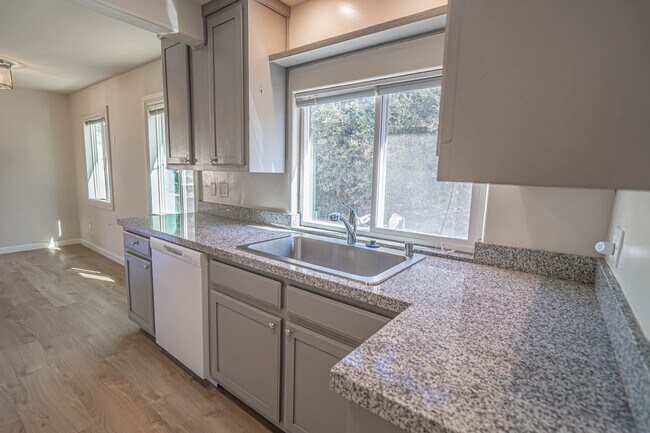 Building Photo - COMING SOON! 2 Bedroom Single Story in San...