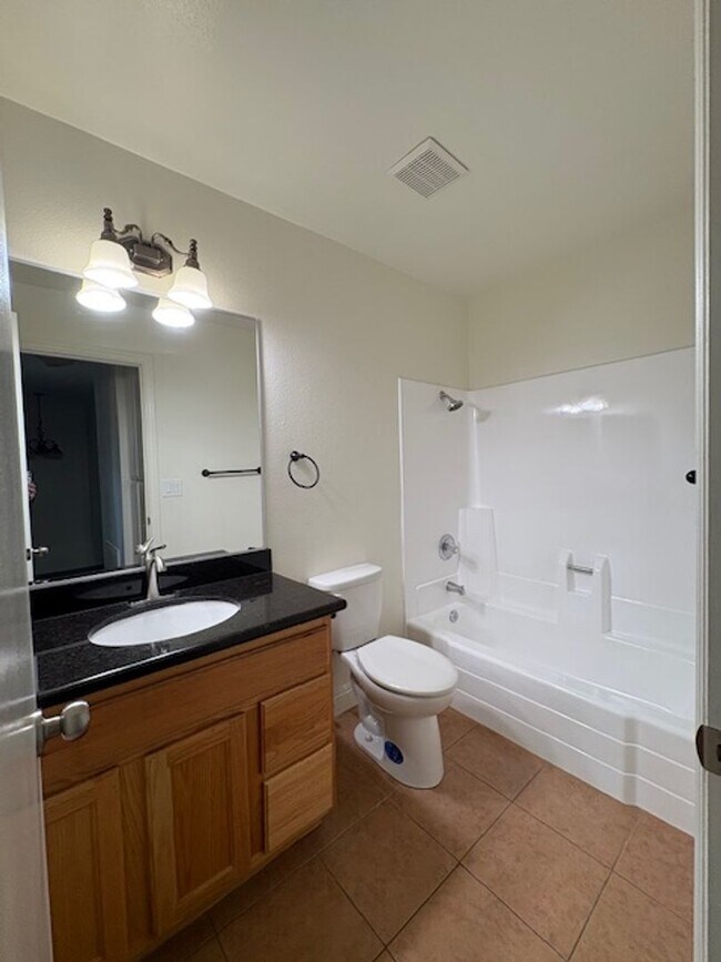 Building Photo - Centrally Located Redlands Townhome