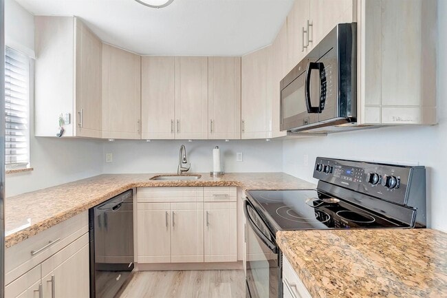 Building Photo - 65 Monaco Ct