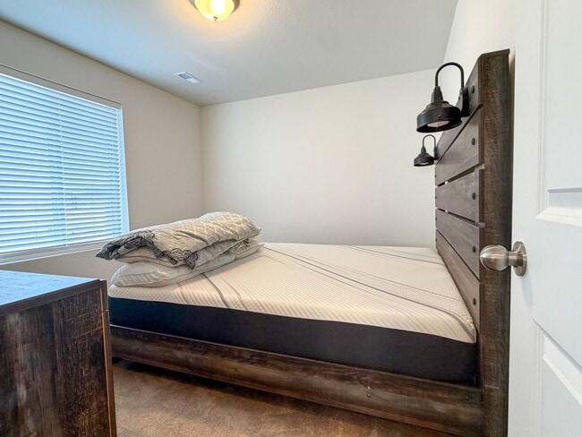 Building Photo - Like-New Single-Family Home in Bennett!