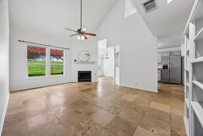 Building Photo - 124 Lago Grande Dr
