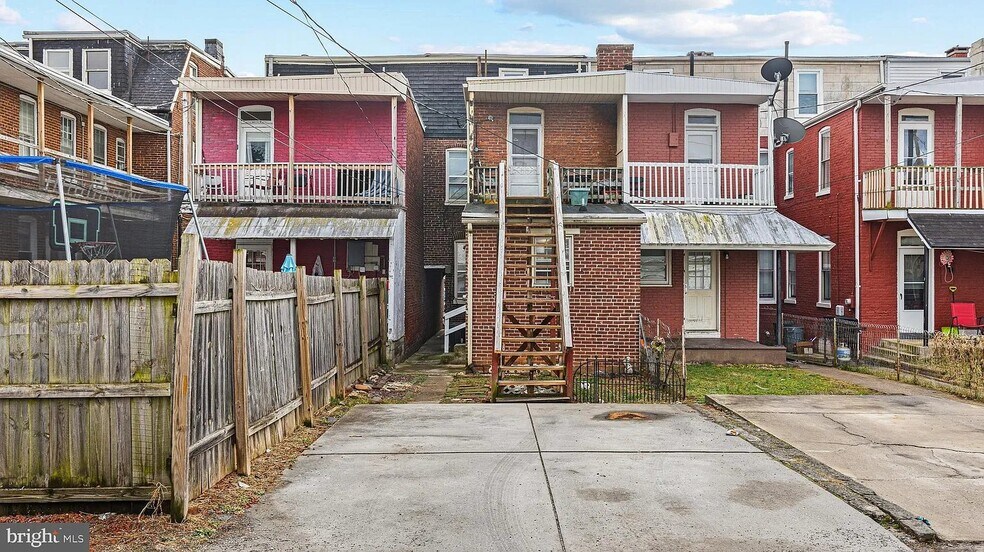 Building Photo - 1121 W Poplar St