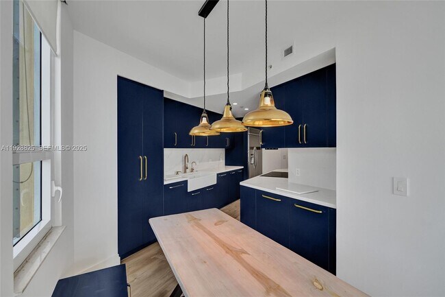 Building Photo - 848 Brickell Key Dr