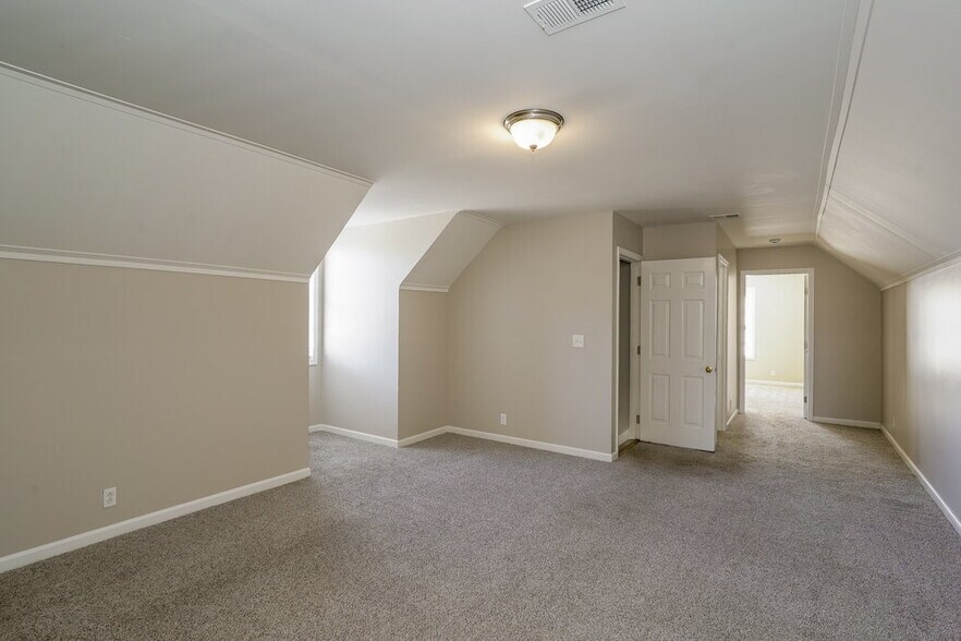 Building Photo - 2927 Islington Dr