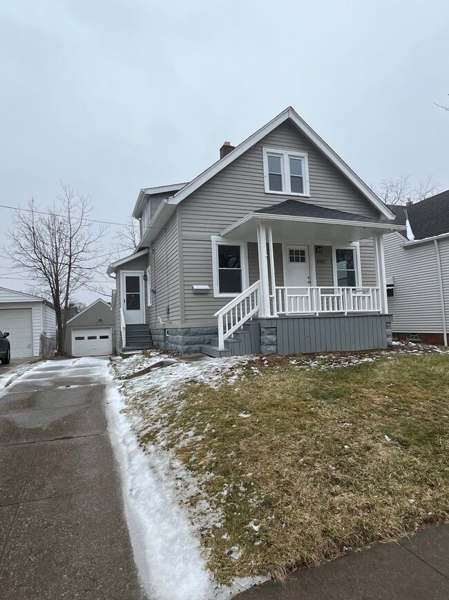 Building Photo - Old Brooklyn Area - 3 Bedrooms - Single Fa...