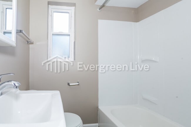 Building Photo - 2264 Rosedale Ave