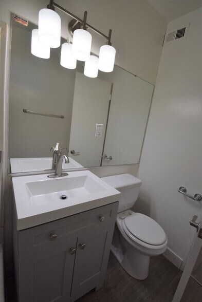 Building Photo - 4565 Hazeltine Ave