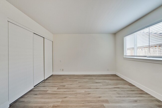 Building Photo - 947 // Duplex