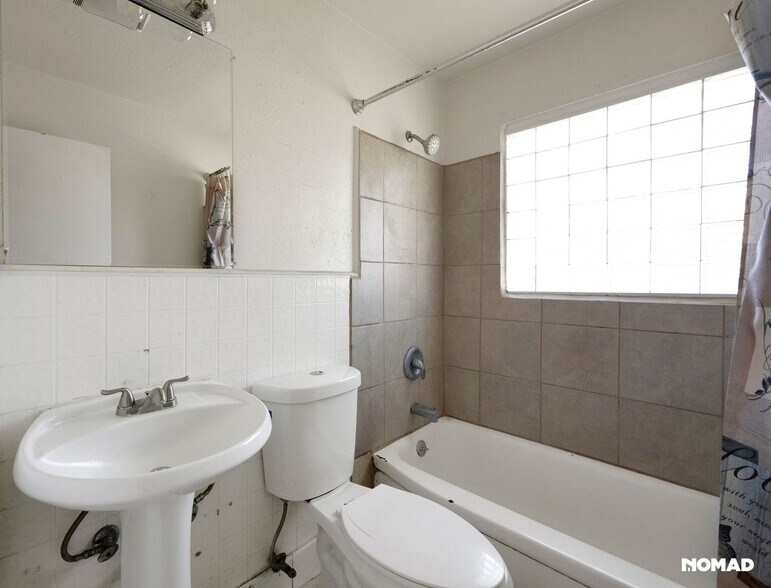 Building Photo - 1932 Del Mar Pkwy