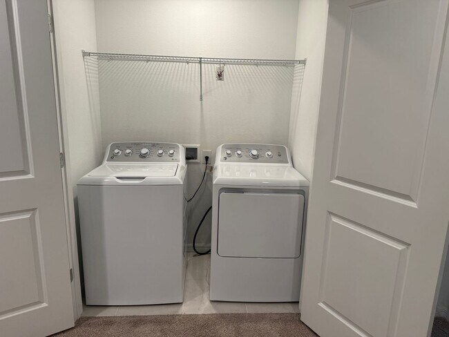 Building Photo - 3 Bedroom 2.5 Bath Townhouse W/1 Car garag...