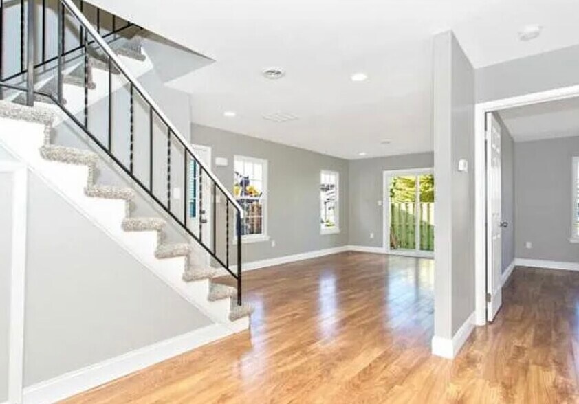 Building Photo - 5803 Oleander Plz