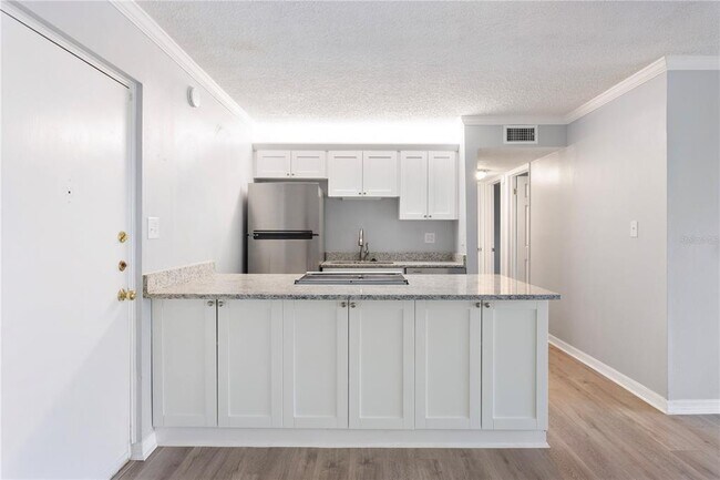 Building Photo - 2302 S Manhattan Ave