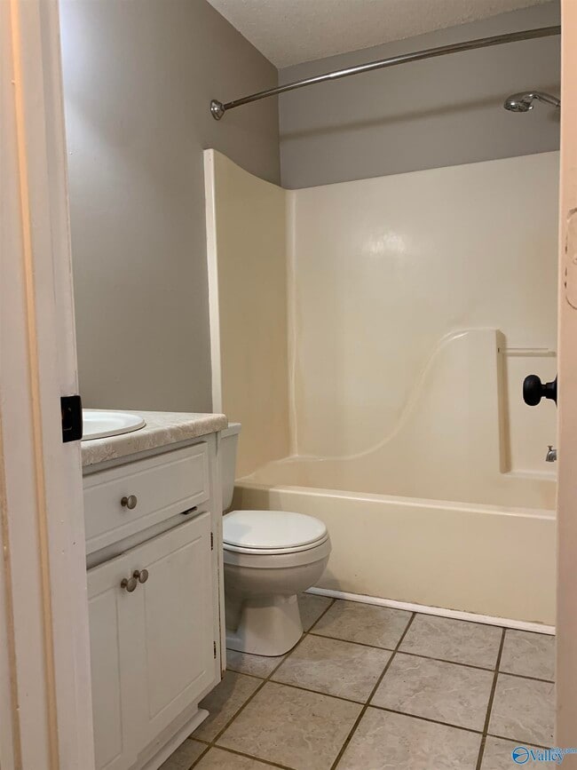 Building Photo - 143 Hollington Dr NE