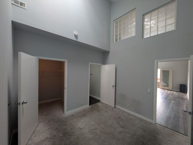 Building Photo - Capitol Hill Condo Living - 2 story with 2...