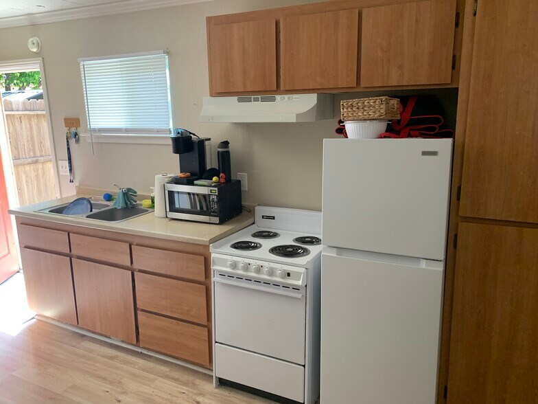 Building Photo - 1050 E 8th St