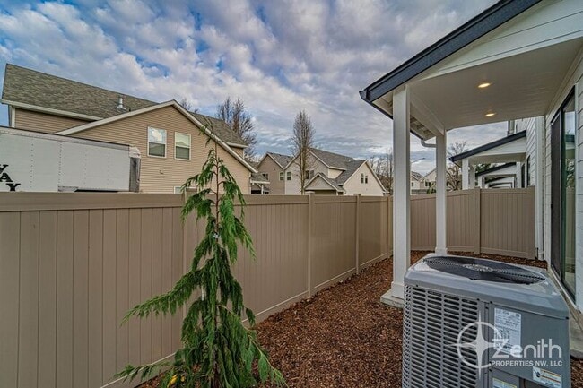 Building Photo - 16304 NE 21st St