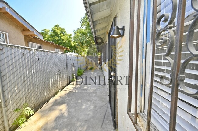 Building Photo - 2303 S Poppy Ave