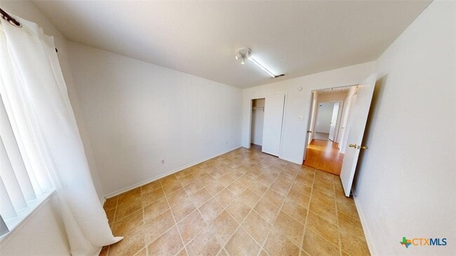 Building Photo - 411 Tomahawk Dr