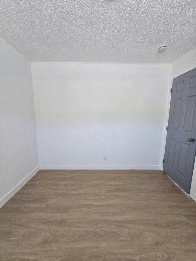 Building Photo - Freshly Remolded 2 Bedroom Apartment Move-...
