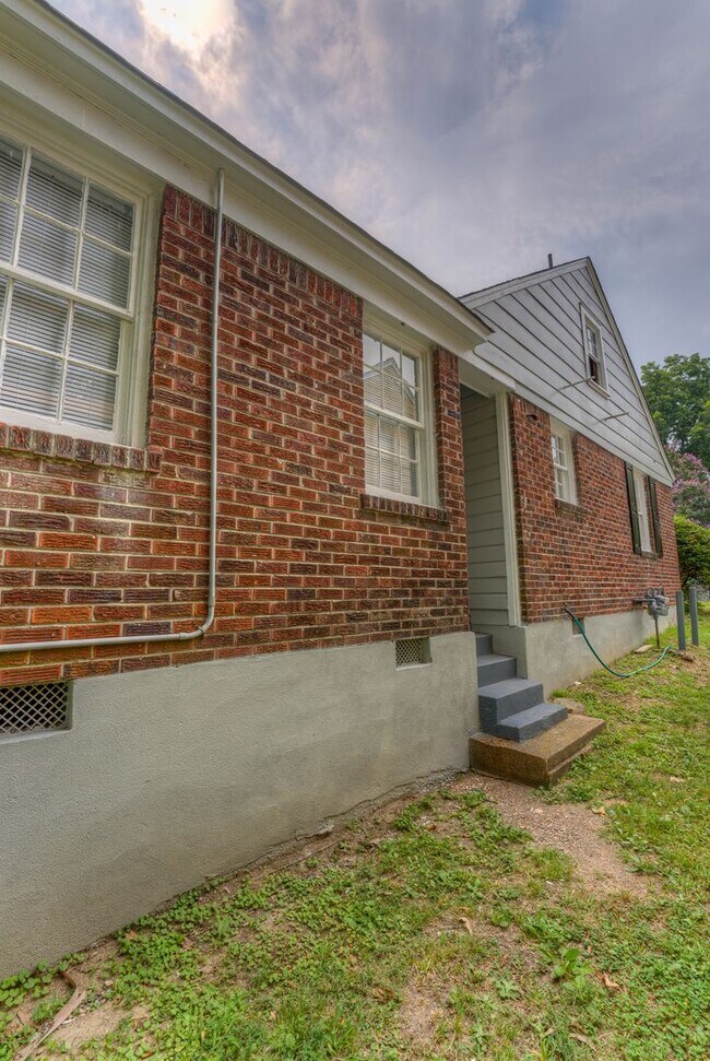 Building Photo - 1202/1204 Tutwiler Ave