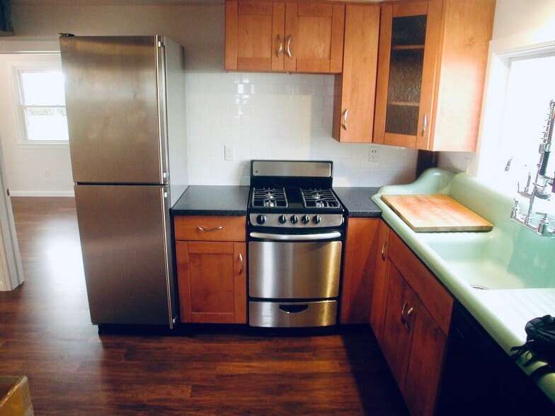 Kitchen - 23 Fairlawn Ave