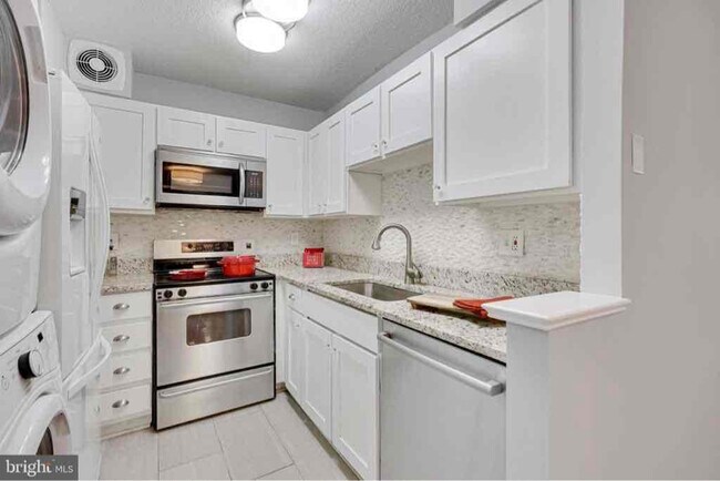 Building Photo - 900 N Stafford St