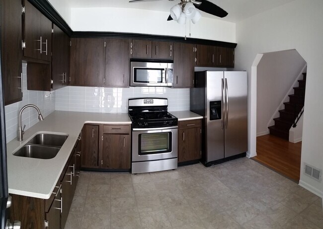 Primary Photo - Southside Flats Recently Renovated 3 bedro...