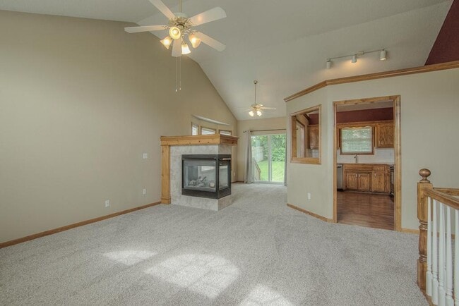 Building Photo - 612 NE Topaz Dr