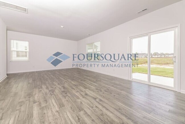 Building Photo - Spacious 3-Bed Home with Loft, Modern Kitc...