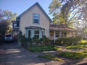 Building Photo - Cute 4/BD-2 Bath Home Off Pioneer Parkway